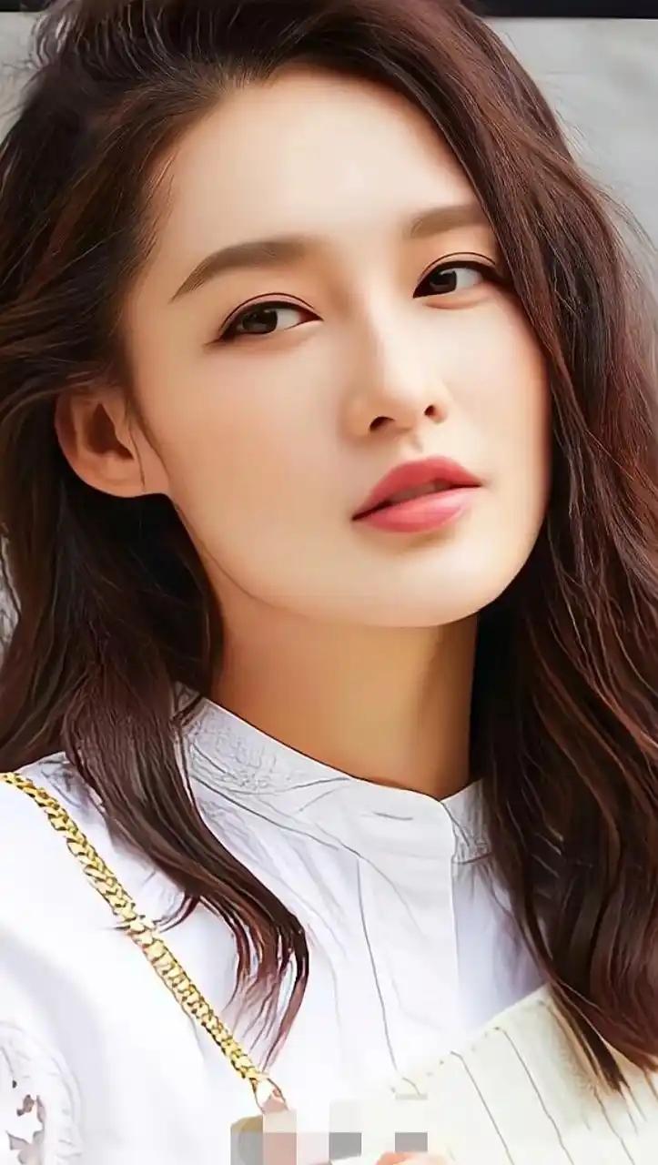 你怎么看李沁很多人第一印象便是她身上那份独有的清冷古典气质。她生得眉目清秀，