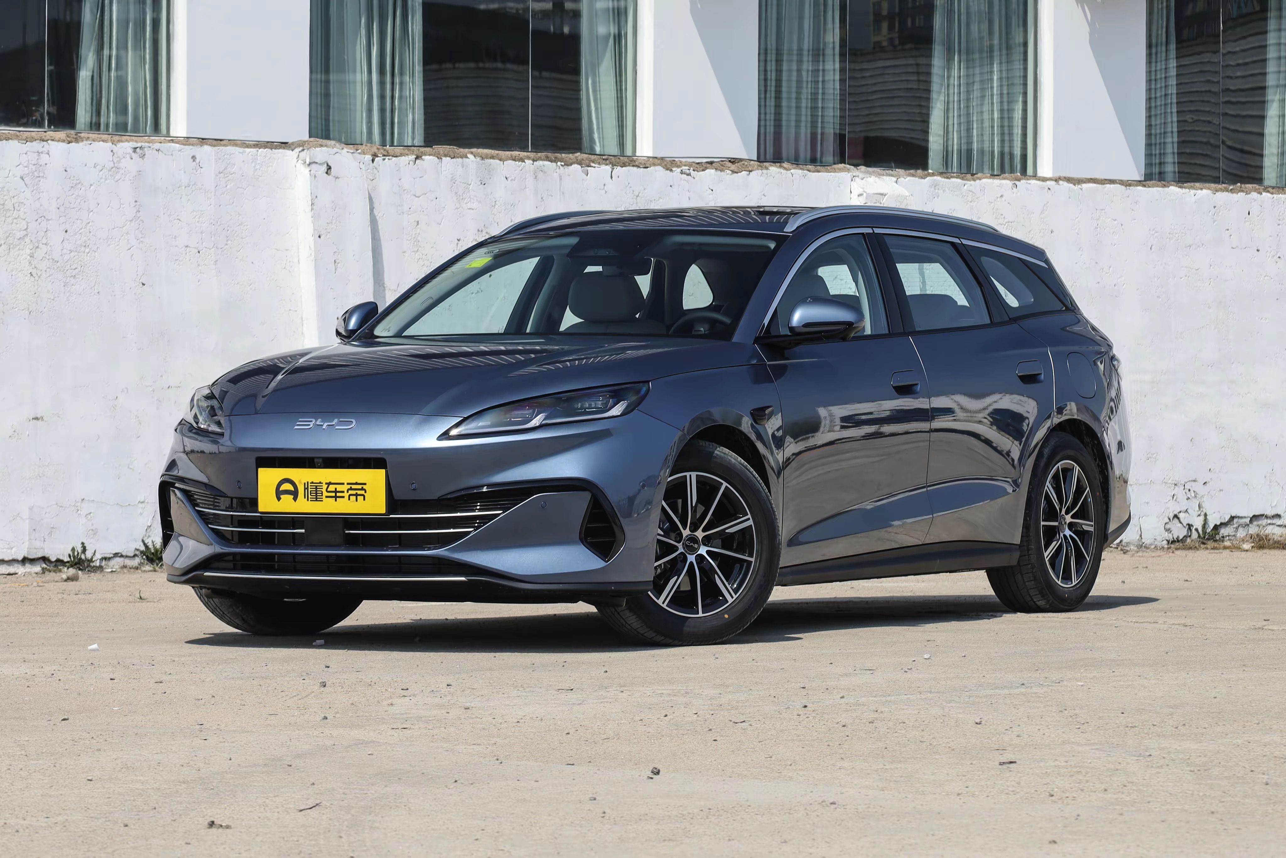 旅行车在国内一直挺尴尬——喜欢的人不少，真掏钱的时候全跑了，毕竟动辄二三十万的进