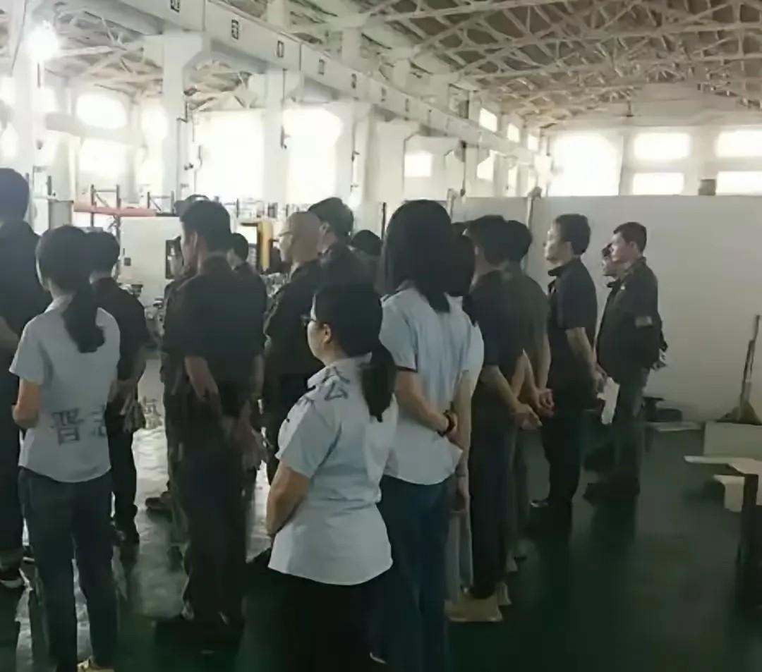 今天早会真给我整无语了！老板一开口就甩狠话：觉得工资低就走，别摸鱼，他不缺人就缺