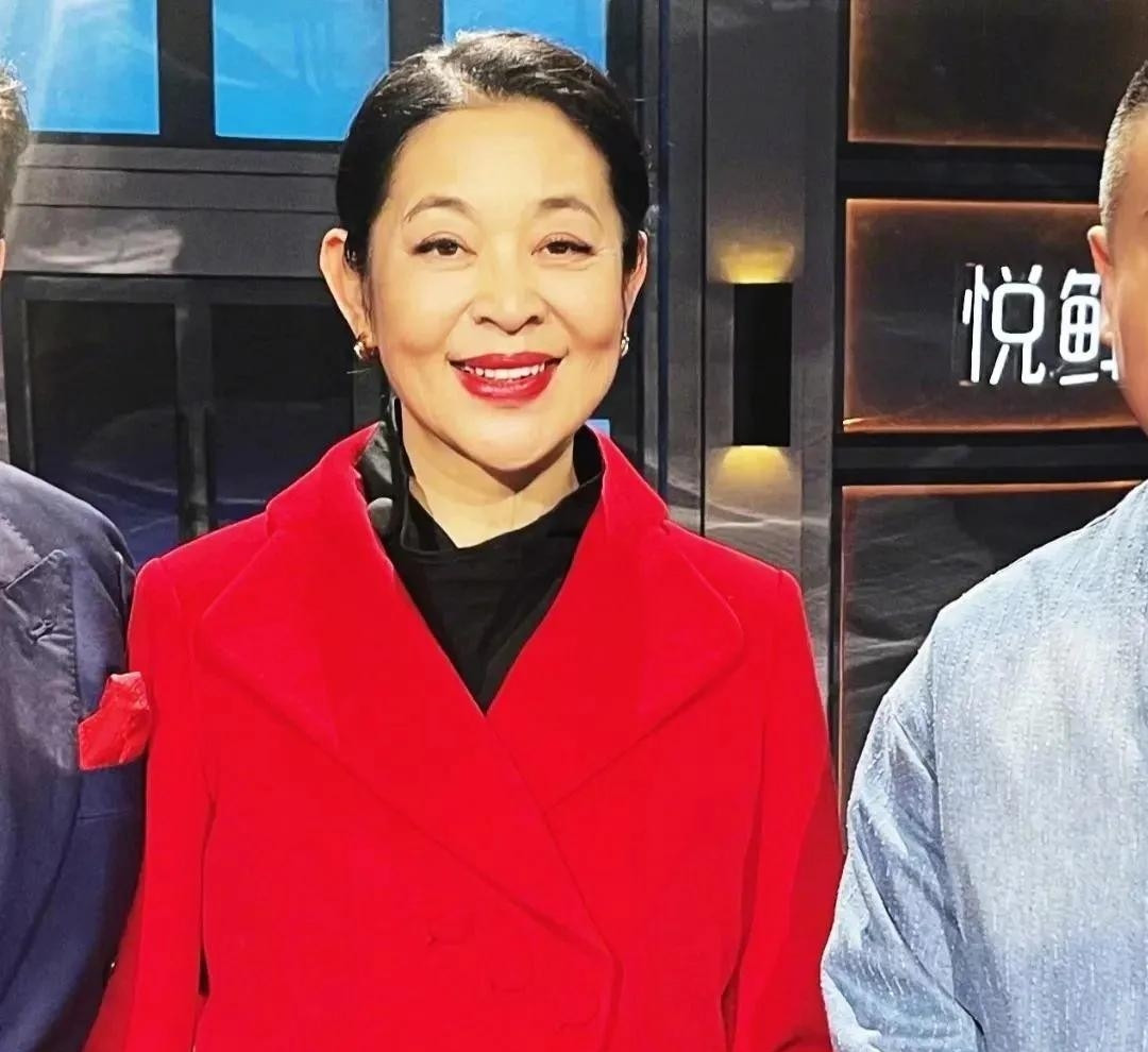 67岁倪萍太瘦了下巴尖得厉害，比早期还尖，这是瘦了多少，状态也不如从前。