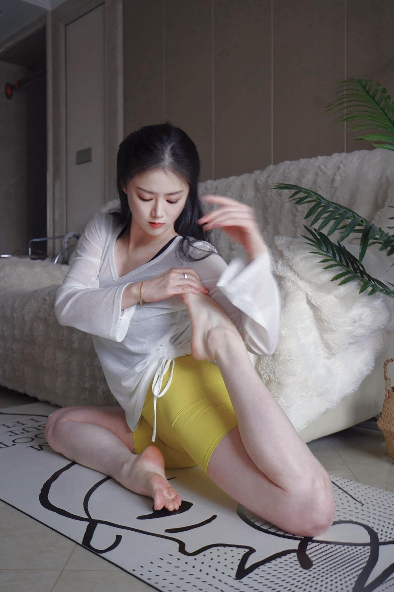 新图来了～昨天拍的。瑜伽拍照体式爱瑜伽的小姐姐