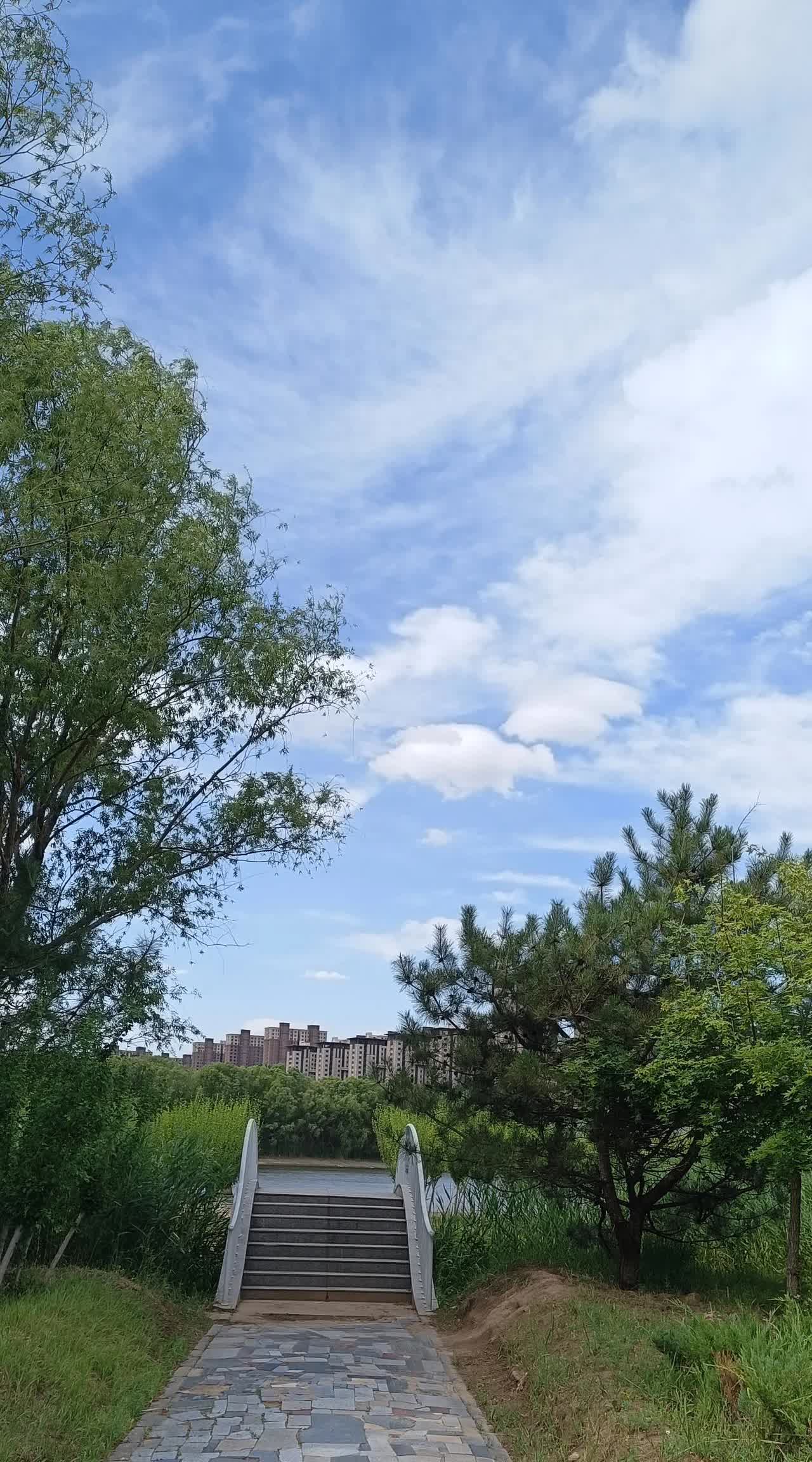 毁三观呀，毁三观。早晨遛弯的时候，正在缓慢步行。突然听到一个女孩子的声音