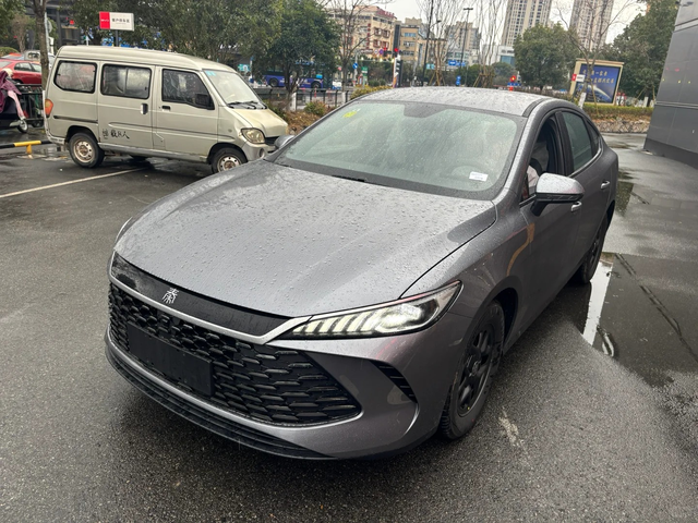 2025款秦PLUSDM-i实车来了，虽然是年度改款，但改动不亚于换代，首先是