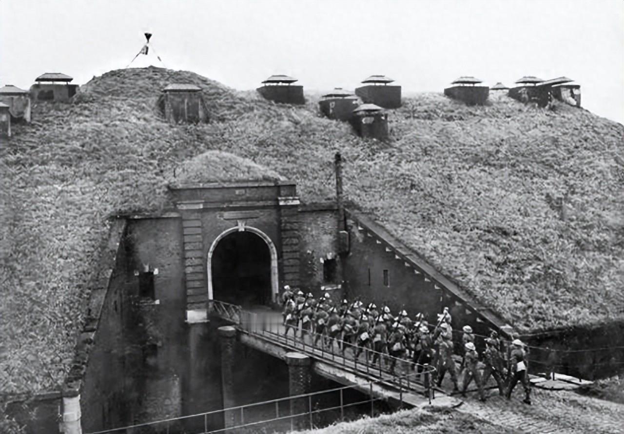 我军用12吨炸药2吨汽油，成功爆破越军大型工事，埋葬越军上千人提起1979年