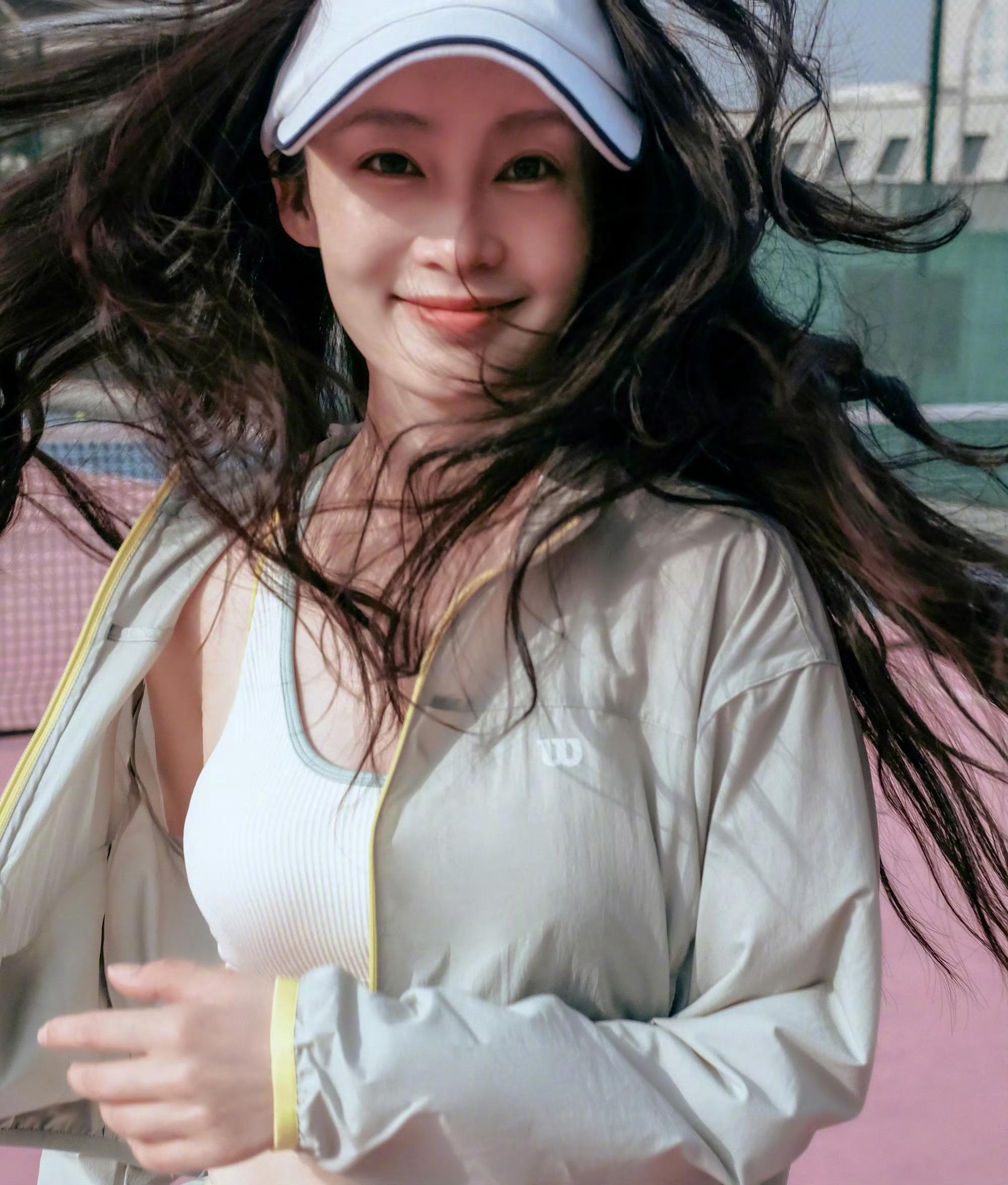 李沁为了不超重狂穿衣服，李沁很机智啊，知道赶紧把衣服穿上[大笑]​​​