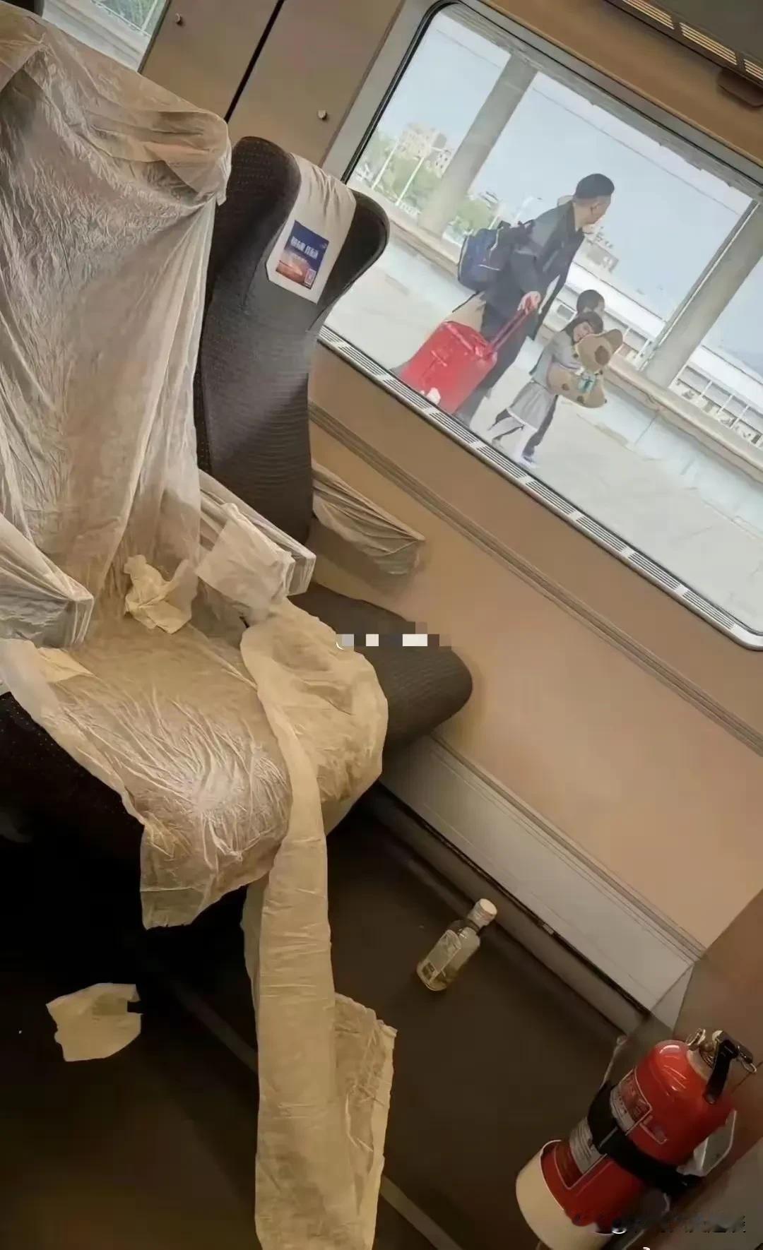 高铁上看到这一幕有点想不通。下车的时候看到车座上套了一层一次性座套，我在想什么样