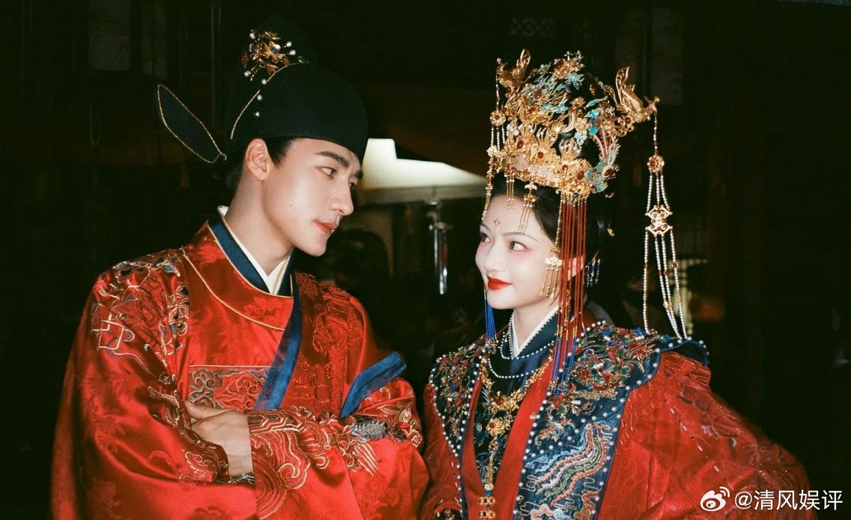 1.辛芷蕾一开始特别不喜欢自己的厚嘴唇，团队找了大师指点五官又改个名字，事业运完