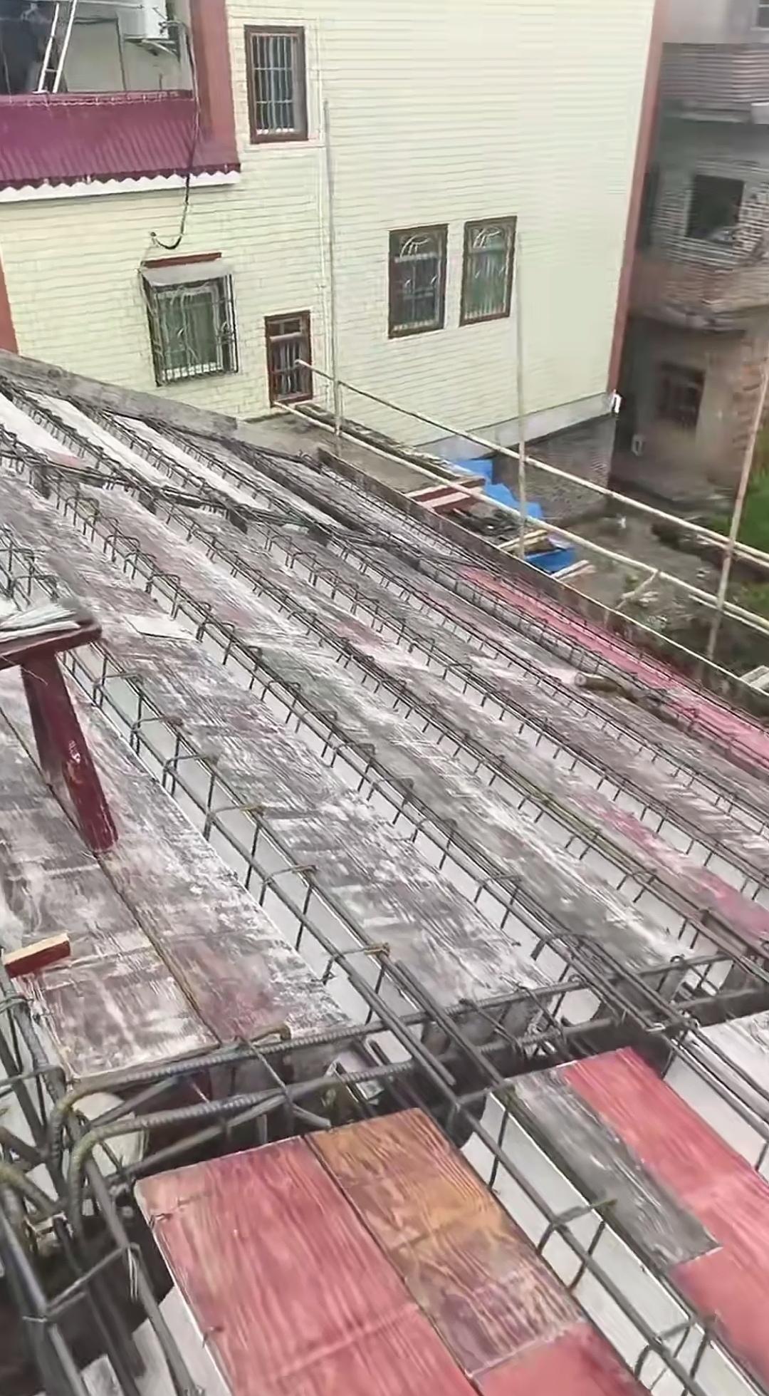 用半截PVC圆管充当斜屋面横梁的底模，着实少见！斜屋面支模的施工现场，坡面钢梁