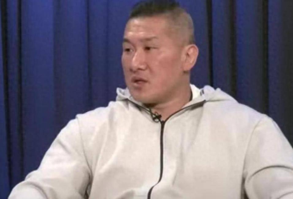 馆长来大陆之后，被迷的晕头转向的！馆长从大陆回来之后就像是换了个人。