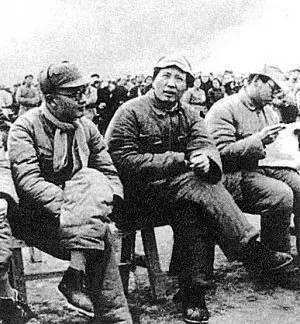 丰衣足食1943年9月的一天，毛主席来到南泥湾九龙泉边三五九旅