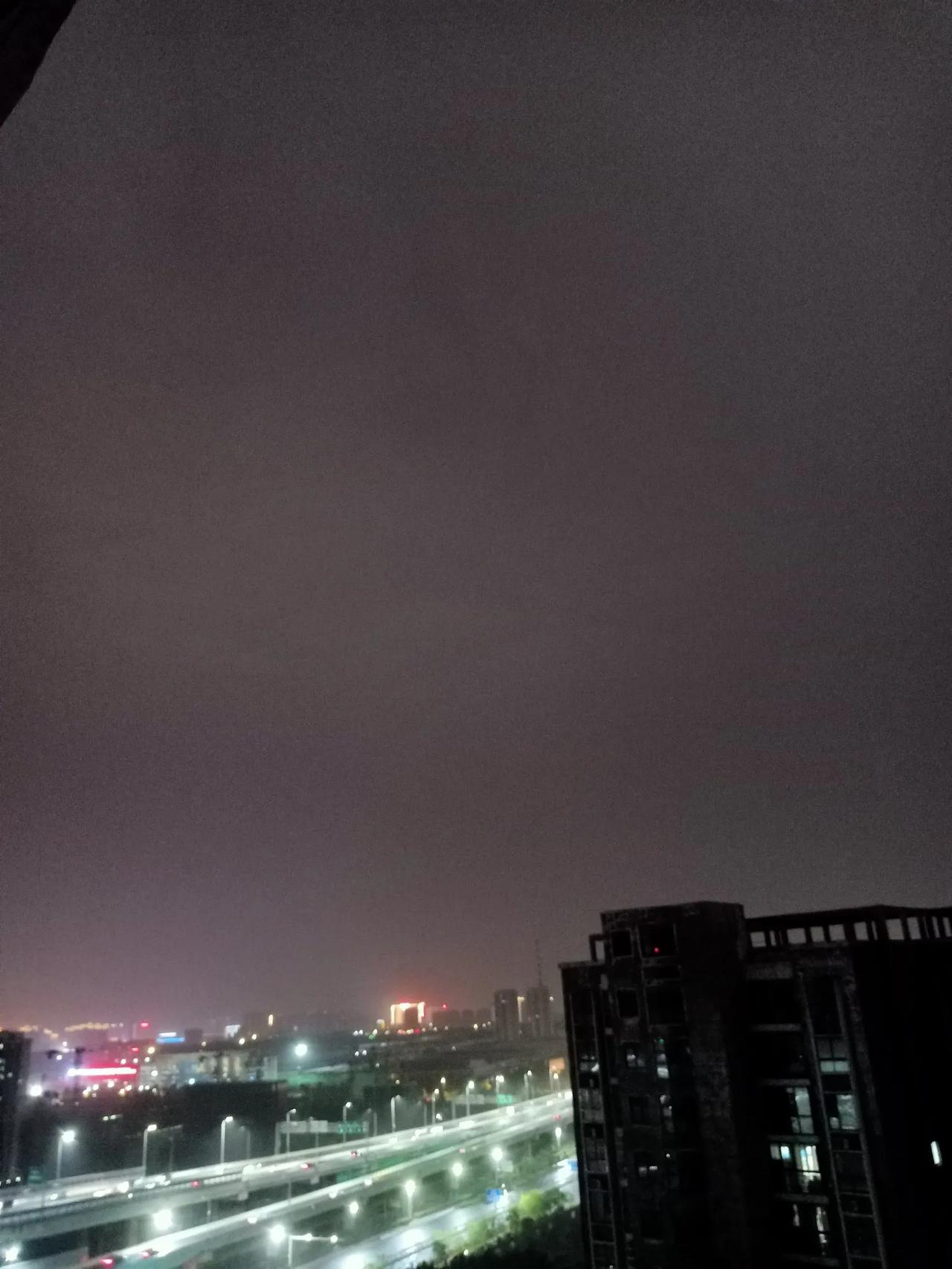 老少四代七八个人千里迢迢跑去亲友那个城市旅游这是组团旅游啊不舍的花钱住酒店
