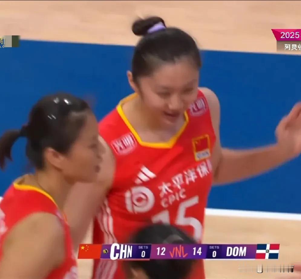【小将陈厚羽爆发，中国女排25-22拿下第一局】第一局，中国队一传不稳定开局2
