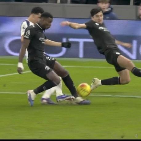 •记者：“您对他们（热刺）第一个进球怎么看？VAR检查过了…”🗣️瓜