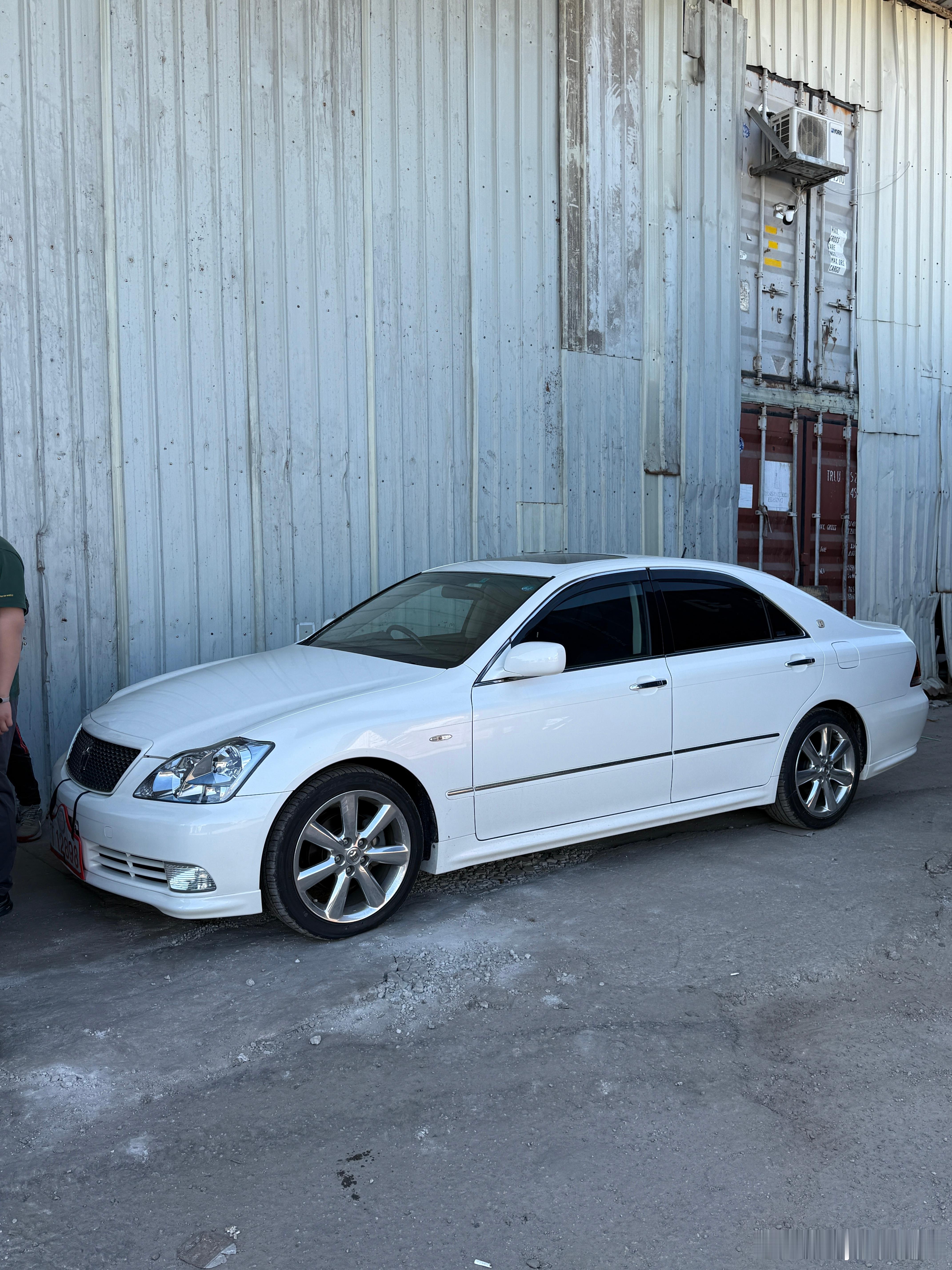 仅行驶1w公里出头的12代皇冠Athlete前期版3.0，车里还有一股当年新车的