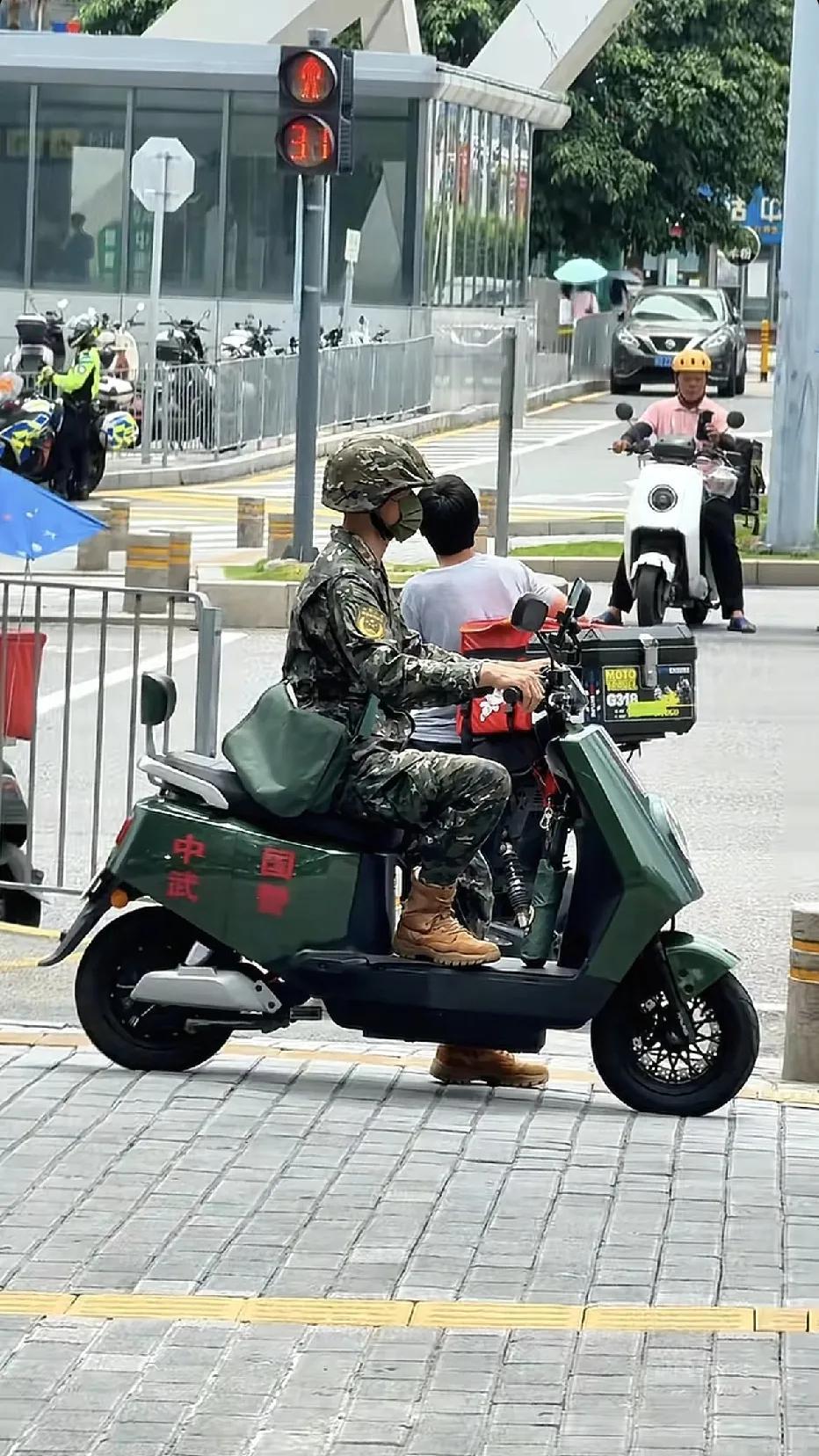 武警兵哥骑上电驴车，这就是武警机动队吧。武警兵哥哥，在深圳这里执勤任务，出街