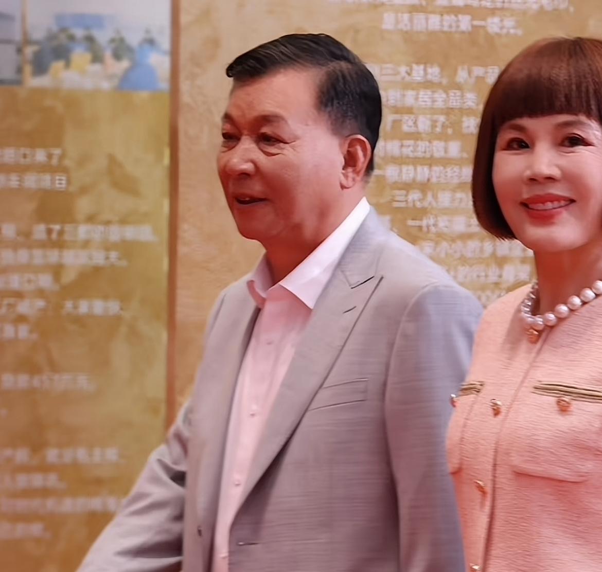 “洁丽雅”章晓梅晒结婚证证明清白，但细节之处还是惹来了网友的疑问，网友喊话让其晒