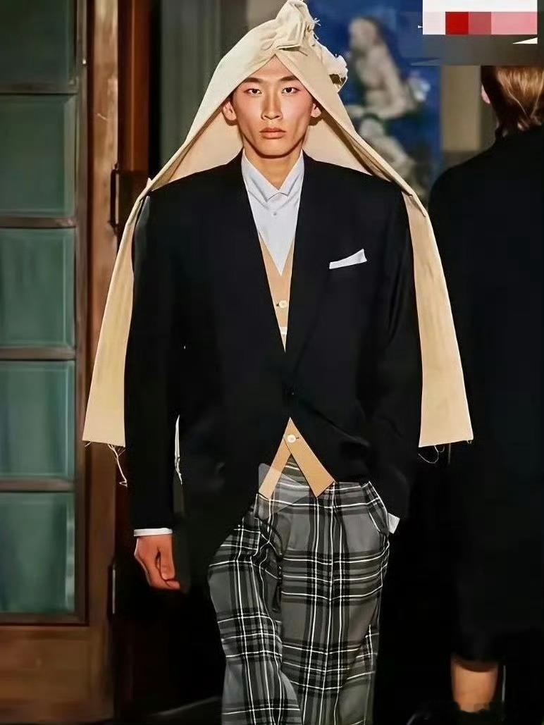 巴黎世家的这个头巾，在中国一个也卖不出去。