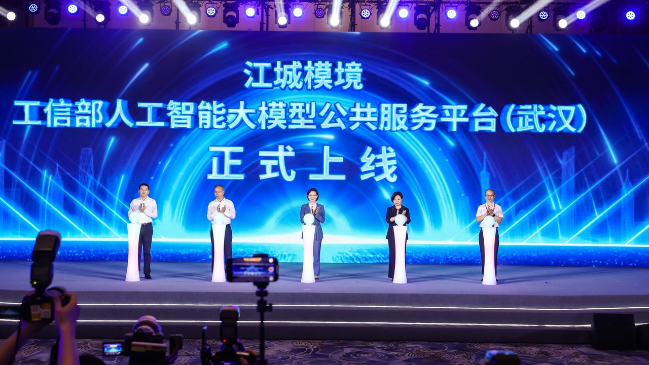 一个月前还遥不可及的前沿模型，这个9月像约好了似的扎堆免费开放。9月头几天，腾讯混元、智谱GLM-5