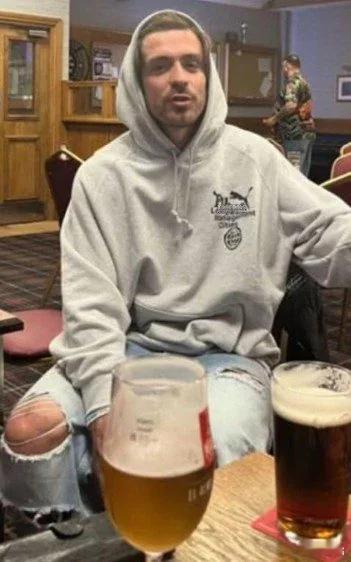 埃弗顿格拉利什享受着曼彻斯特的阳光，在屋顶酒吧睡着了。看桌上各色饮品和瓶子，这