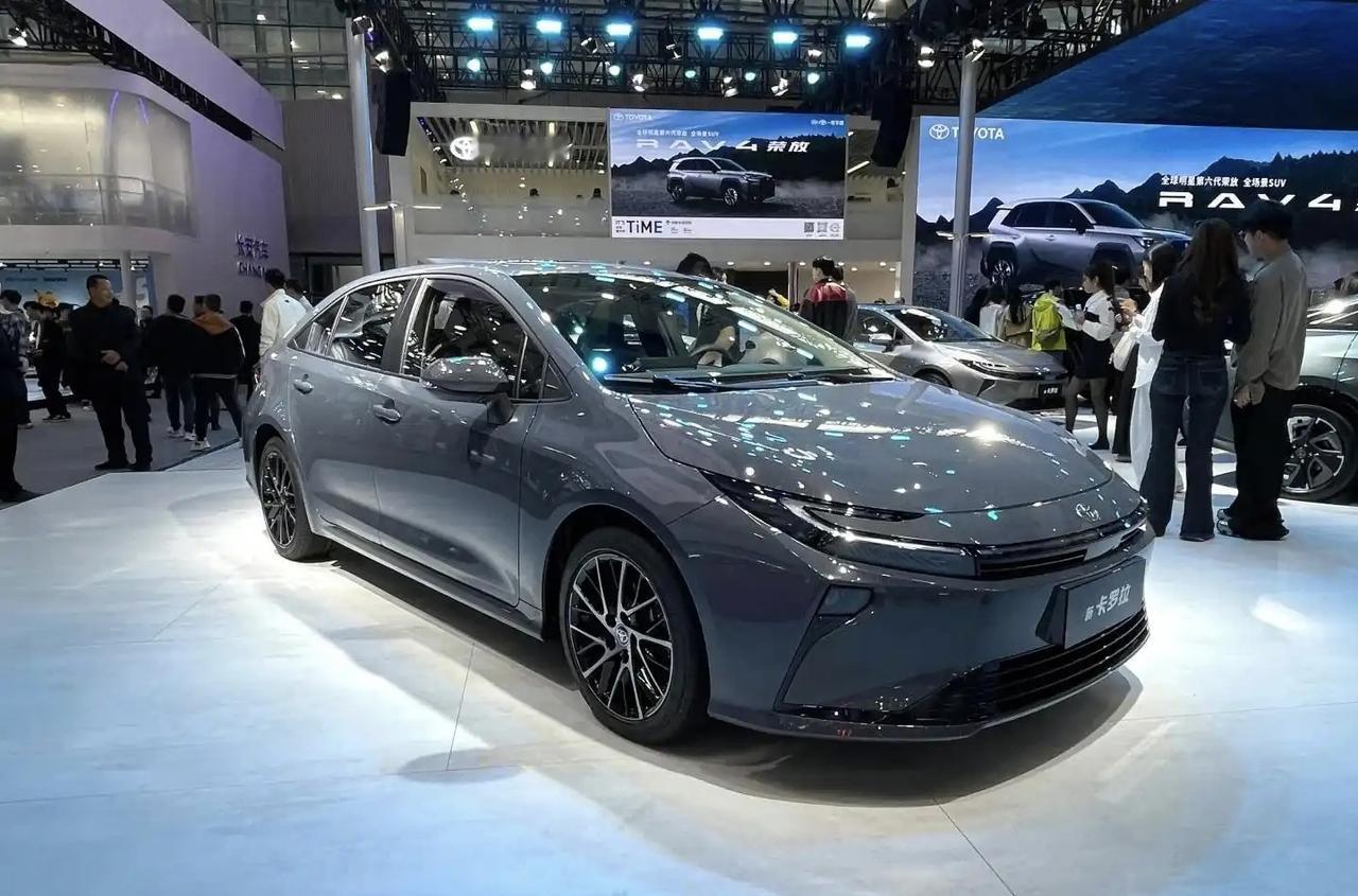 大家看看，新卡罗拉的内饰，全车车内增加了不少软性包裹，这个要肯定，但中控台学着电