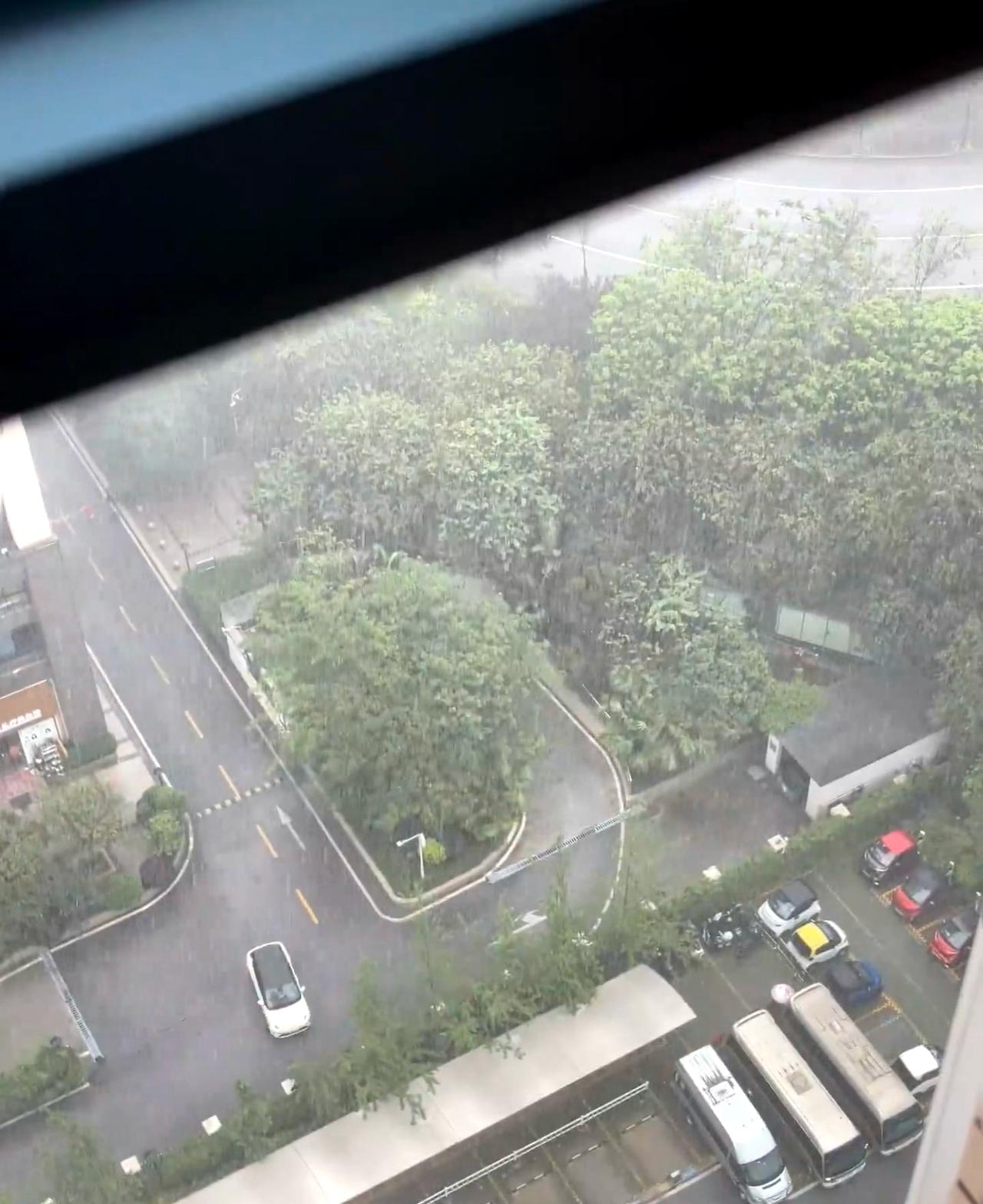 柳州白沙桥这边雨下疯了，到现在还没歇气。再这么下，抗洪怕是躲不过了。心里真有点急