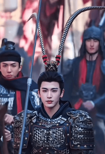 围观了这几天张凌赫的各种话题，感觉他现在当务之急，是短期内尽量减少露面，尽量少y