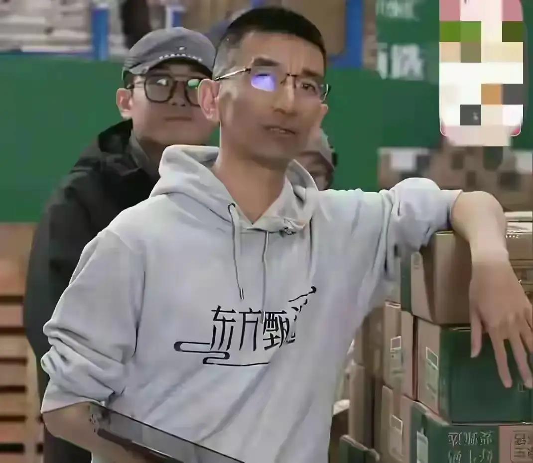 面对孙东旭离职，公司里的主播谁都没敢多说话，唯有明明大大方方的回应网友的关切，主