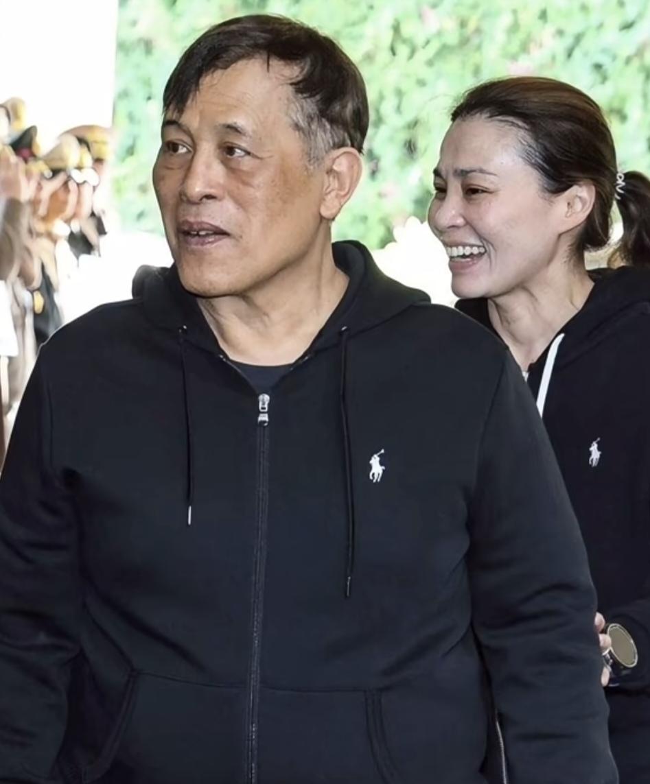 73岁的泰王也算是一合格的丈夫啊：苏提达王后参加多天的帆船比赛，国王是开飞机接送