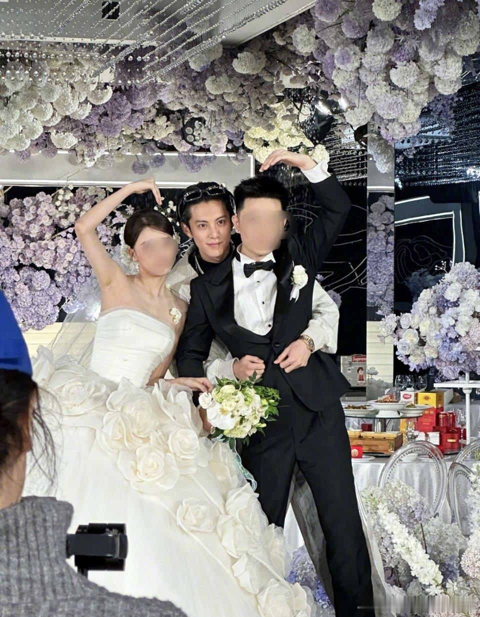 王鹤棣参加发小的婚礼，素颜现身没戴墨镜也没捂口罩，和兄弟们在台下十分松弛，还在人