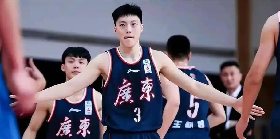 陈海涛不辞劳苦！广东男篮近期参加4场热身赛，球迷们看到了主教练与球员，也看到