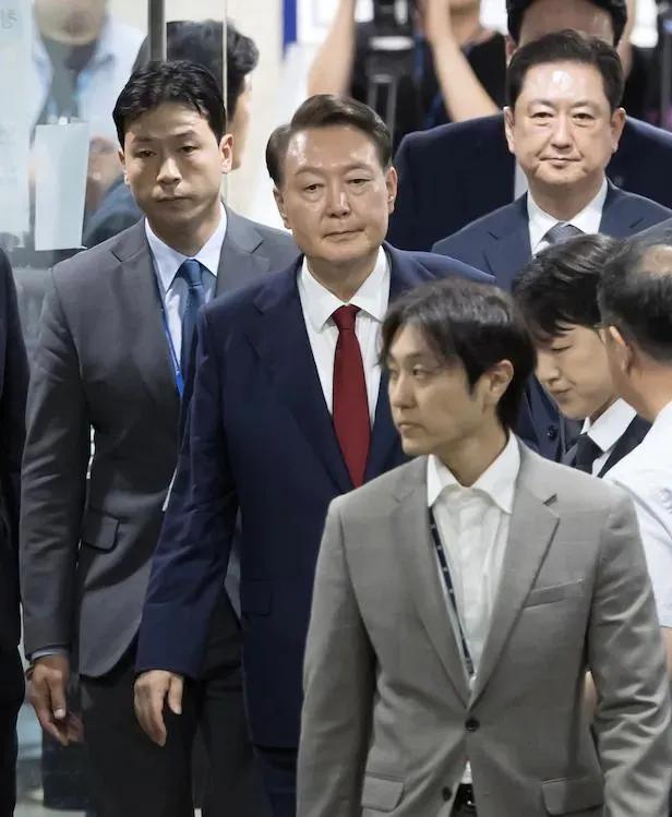 签发逮捕令之前，法官问了尹锡悦三个问题。1.《事后戒严宣言》的拟定和销毁情况