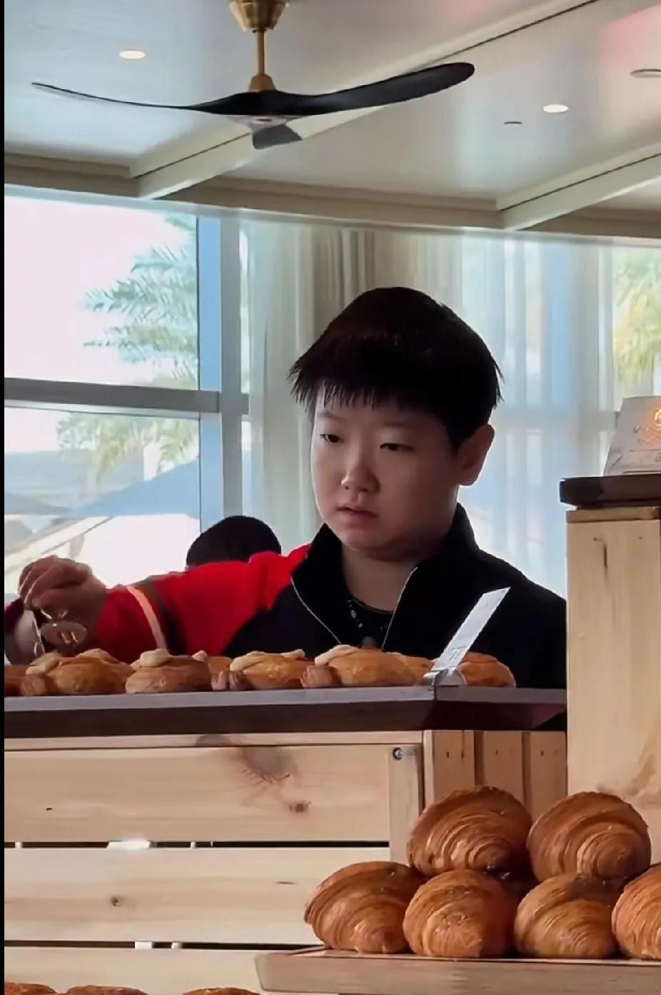 可可爱爱的莎宝咱莎宝私下真的超萌！在餐厅里，专注于面包的样子太可爱啦~只见