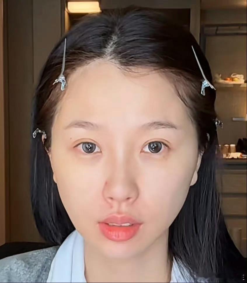 虞书欣妆前素颜曝光，来看看，如何？