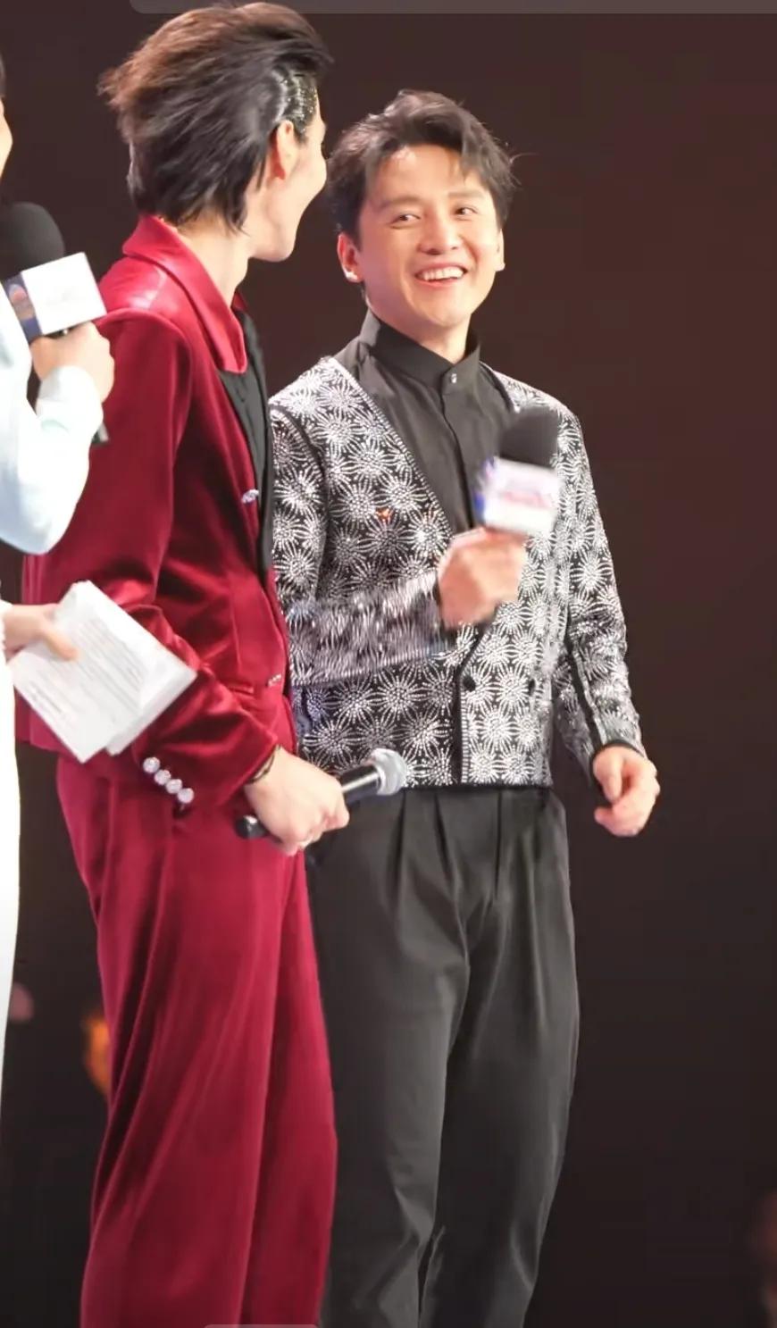 向左的踢腿又火了[捂脸哭]很多人说他不礼貌还有说他是地主家“傻儿子”可