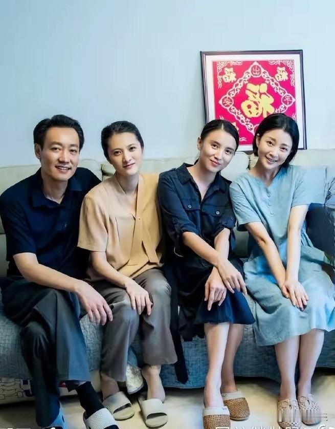 认出来了辛柏青和小宋佳，小宋佳右边的女生是谁啊？穿个浅蓝色裙子，一兴齐肩短发，气