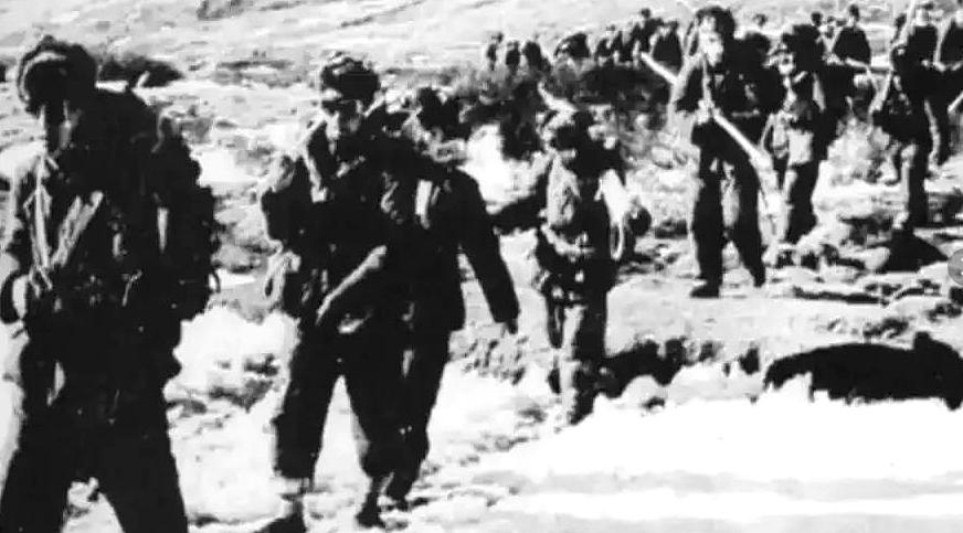 1952年藏区，开饭的时候，一名战士突然冲了进来，他一把推开警卫，当众掀翻了军长