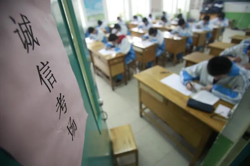 笔者去一所基层学校调研时，正赶上他们在举行期中考试，结果我看到了令人瞠目结舌的一