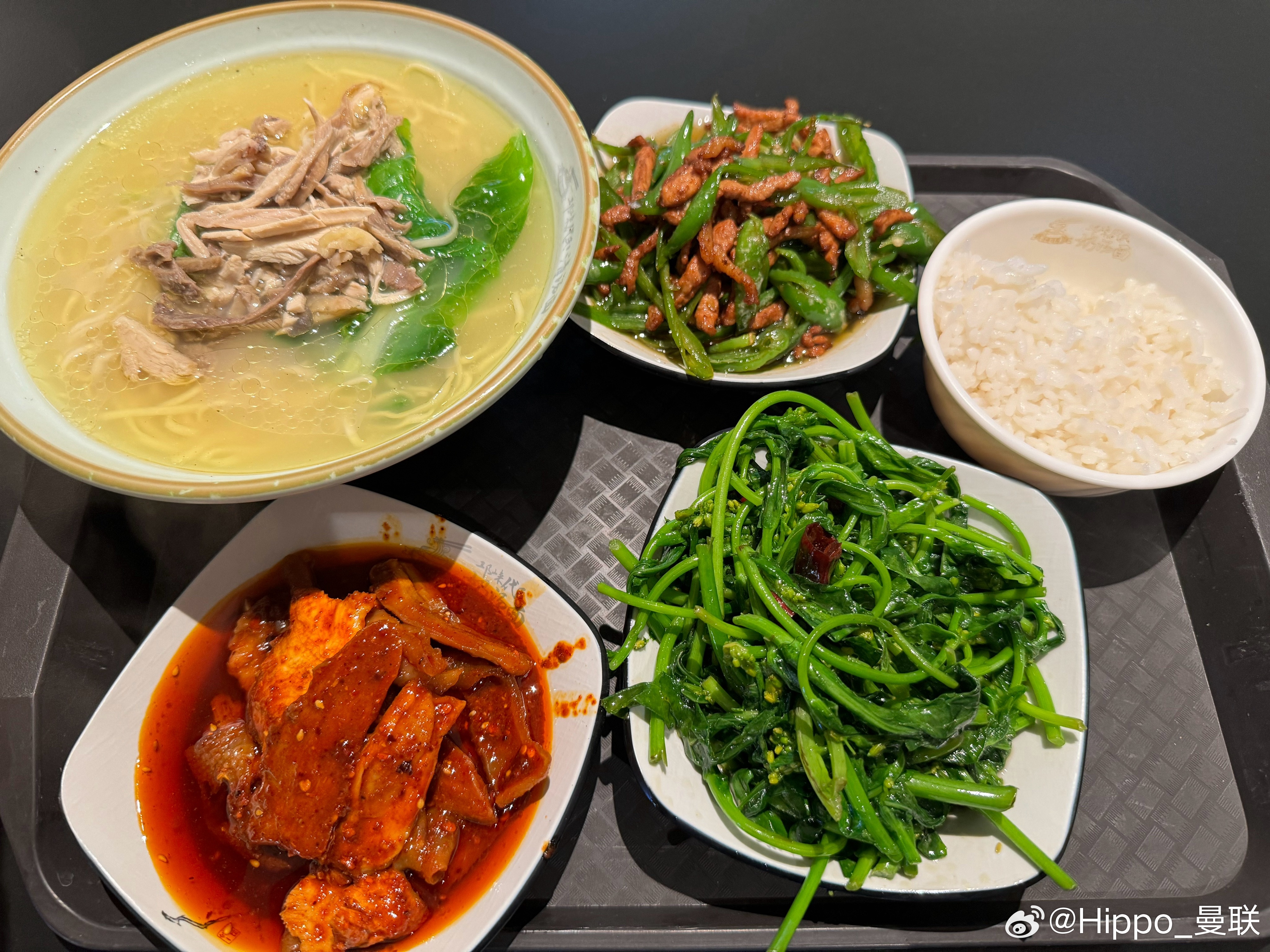 这家面简直是我和我老婆的避风港。面是小时候的味道，关键是炒菜是这种小分量的现炒，