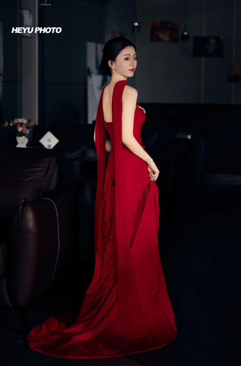 向涵之最新红裙造型惊艳出圈，浓郁红调衬得肤色白皙透亮。修身剪裁勾勒精致肩颈与纤细