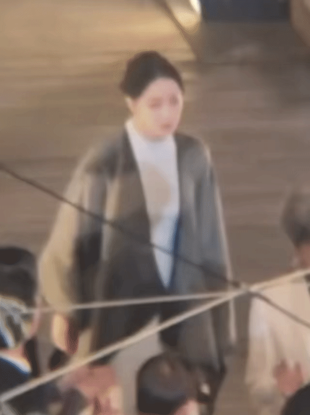 迪丽热巴卫蓝白裙路透，最近吃的有点太好了，如果是卫蓝那么可以同时拥有一切，好美的