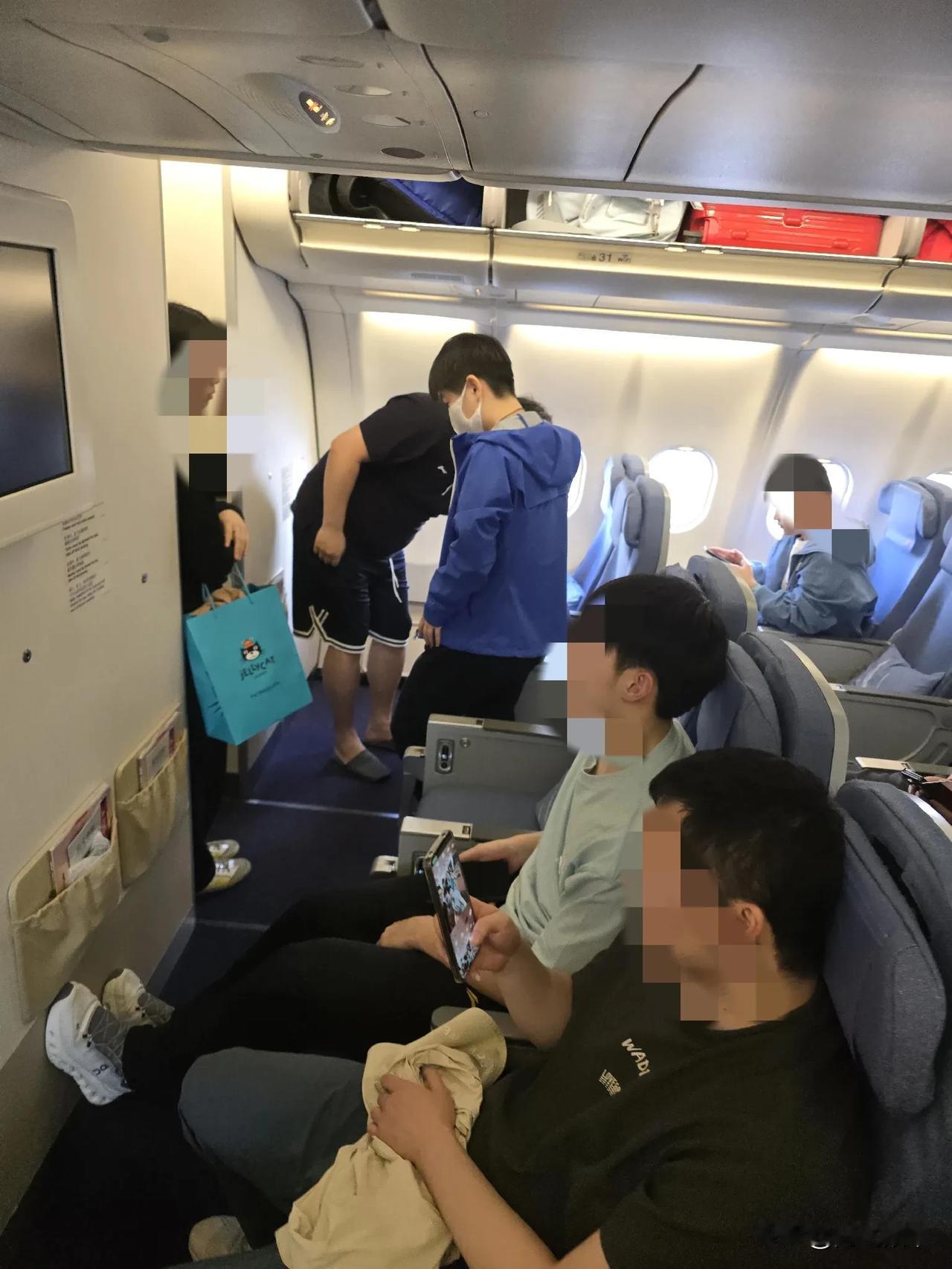 跟国乒队一个飞机回北京，这是孙颖莎吗？孙颖莎孙颖莎情商孙颖莎街拍孙颖莎变脸