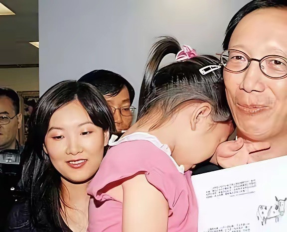 不得不说，伏明霞年轻的时候真的好看伏明霞年轻的时候真的是大美女。低头浅笑间散发着