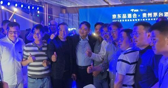 刘强东今天现身京东和茅台联合举办的品酒会，话没几句就把全场气氛拉满。他一边举杯敬