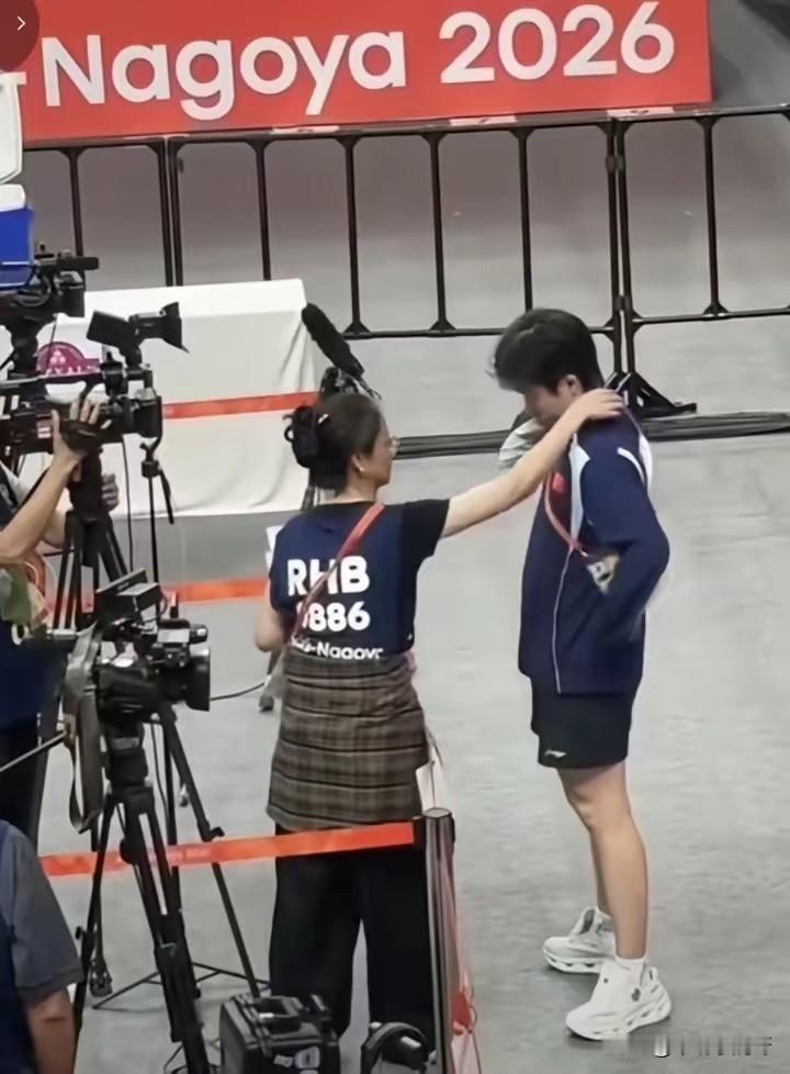 大头赛后接受采访，记者小姐姐帮忙整理衣服！这次大头并没有弹出两米开外哦，可能也