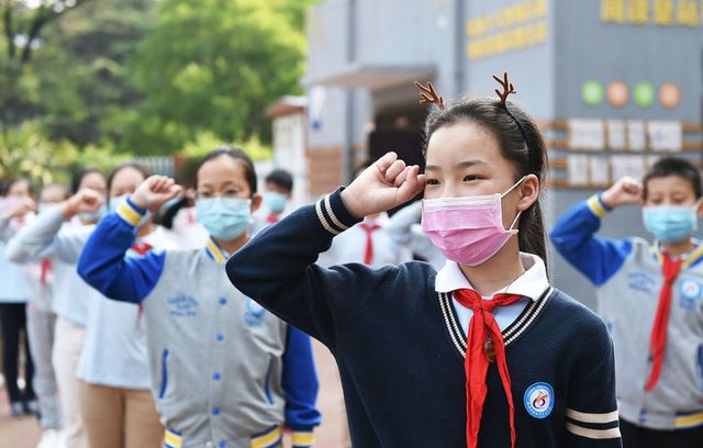 初中生的身高标准是多少?学生别大意了,小心将来"长不