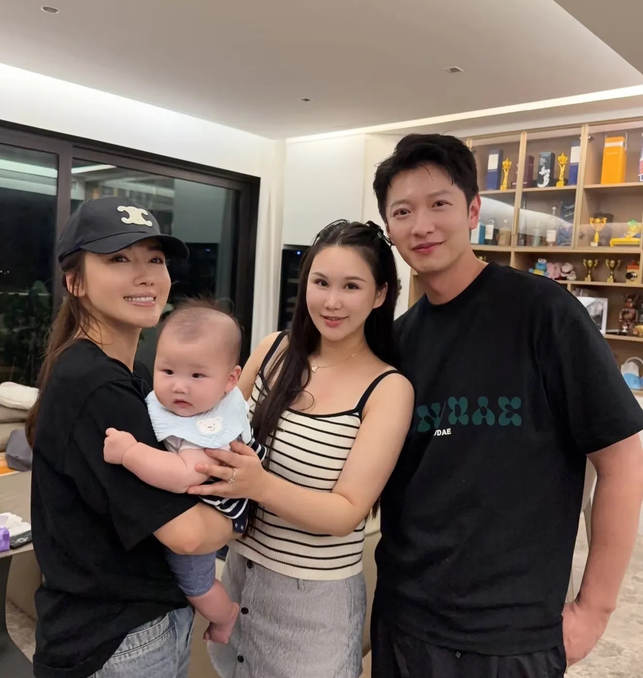 香港先生高钧贤与内地素人结婚。因其妻子家境不错，30岁且已与前夫育有二孩，网友对