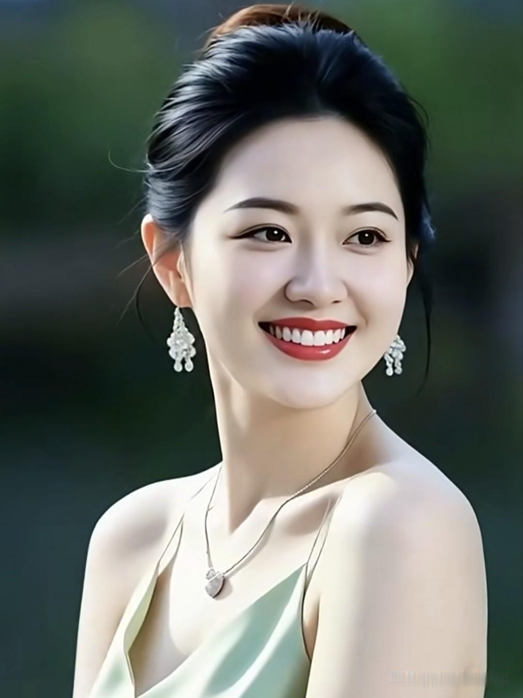 周涛，央视金牌主持，气质典雅，笑容温暖如春风。从《综艺大观》到春晚舞台，她用专业