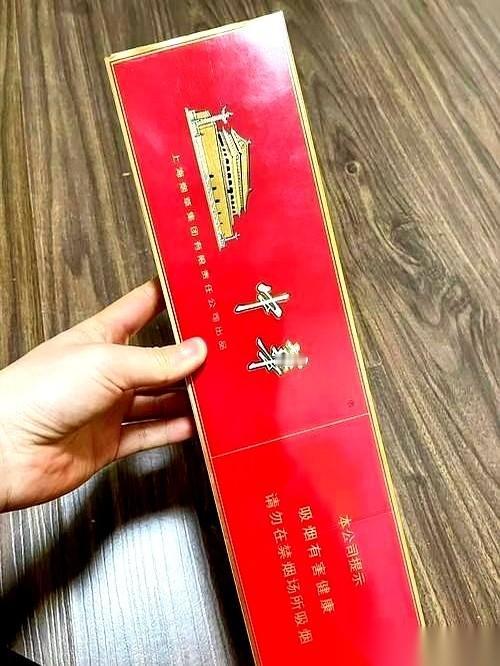 大姑子的儿子金华，拎着一条烟，恭恭敬敬递给大伯子拜年。大伯子笑着接过来，手还没