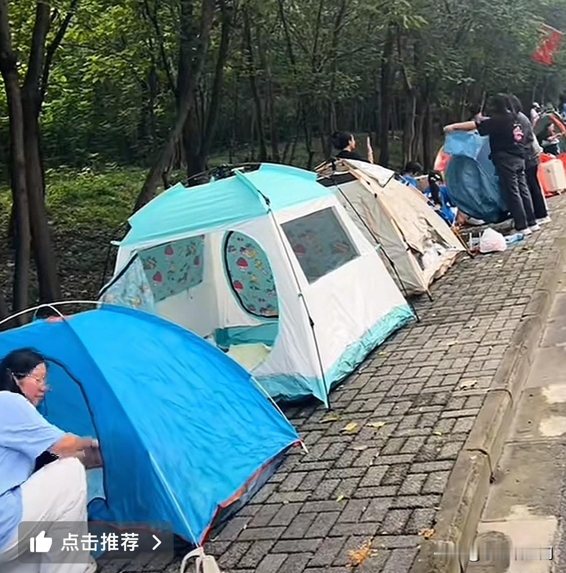现在的年轻人们太精明了，很会精打细算，这个国庆假期更是让各地的餐饮老板和酒店住宿