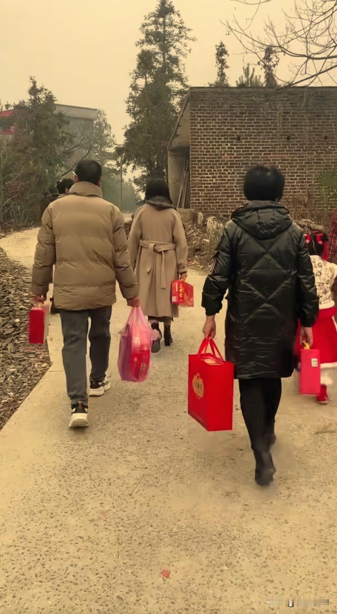 年轻人不爱走亲戚，不是他们冷漠，是时代真的不一样了现在总说年轻人不爱走亲戚